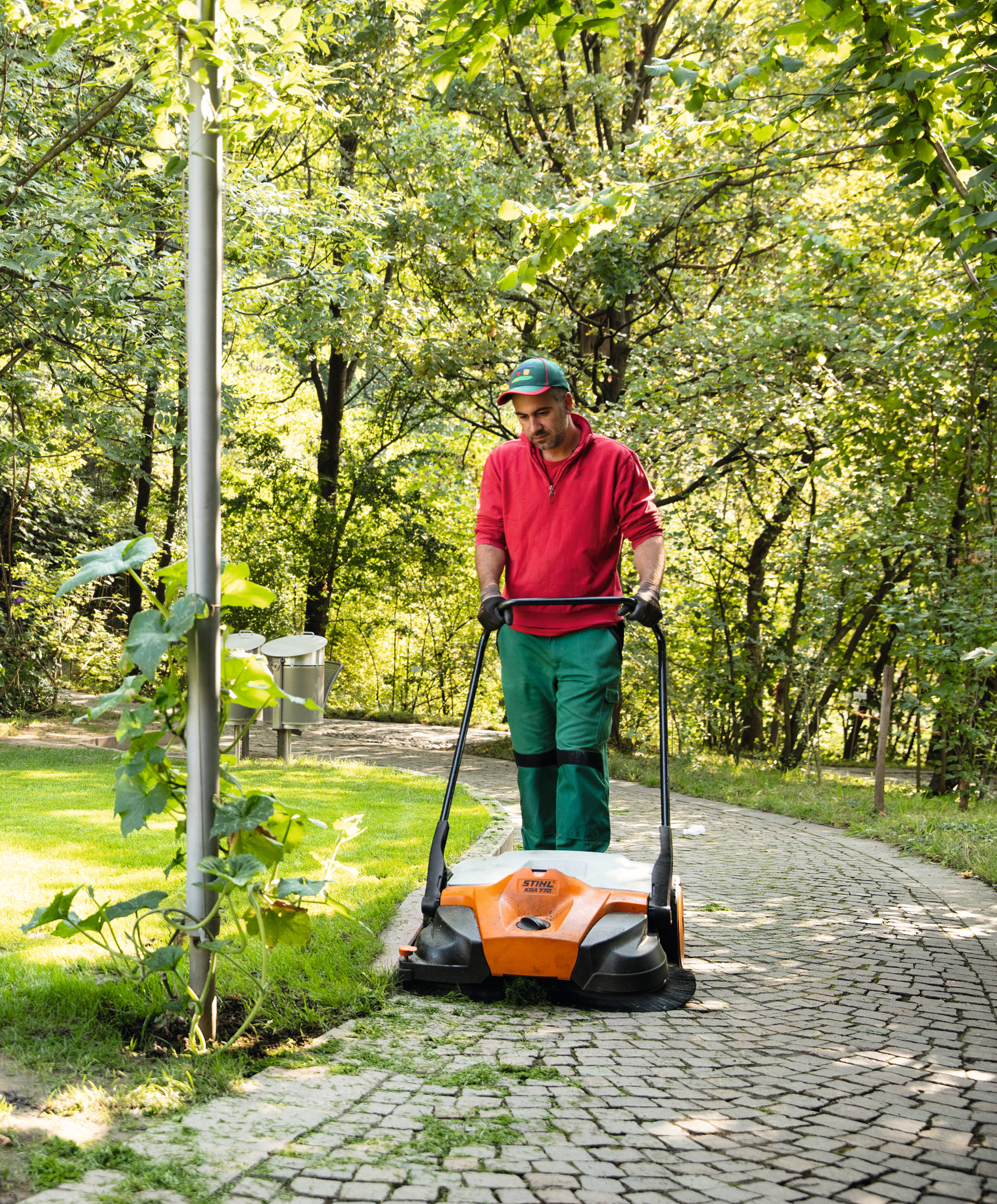 STIHL KGA 770 battery sweeping machines from the AP-System